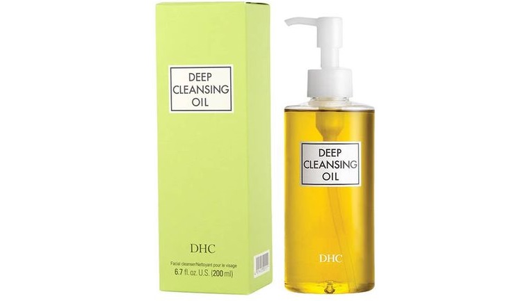 Dầu tẩy trang DHC Deep Cleansing Oil chiết xuất từ dầu olive thiên nhiên, có tác dụng duy trì độ ẩm của da, bảo vệ làn dạ dưới tác động ô nhiễm môi trường.