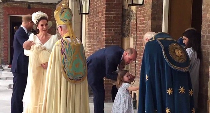 Một Charlotte tự tin bắt tay với các viên chức nhà thờ khi cô tiến vào lễ rửa tội của em trai mình