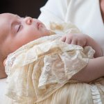 Hoàng tử nhí nước Anh mặc váy, ngủ ngoan trong vòng tay mẹ ở lễ rửa tội