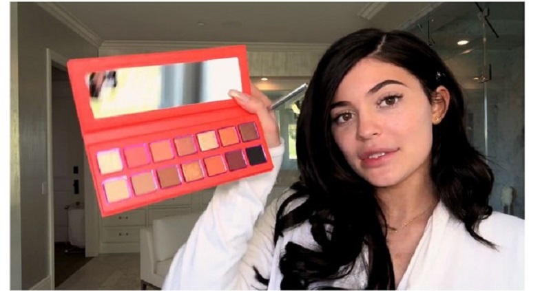 Kylie Jenner đã gián tiếp giới thiệu bảng màu mắt mới trong một video hướng dẫn trang điểm gần đây.