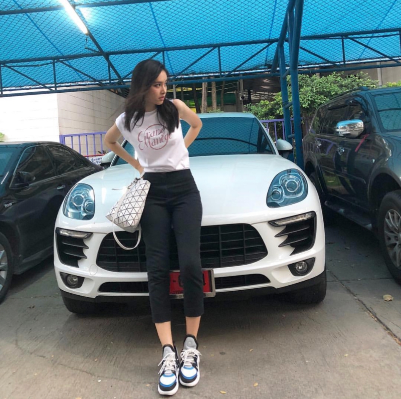 Không chỉ gắn chặt với hình ảnh "bánh bèo", Nong Poy cũng cực kỳ sporty trong đời thường. Cô nàng cũng sở hữu đôi giày "cực phẩm" Archlight của Louis Vuitton trong mùa Xuân Hè 2018. 