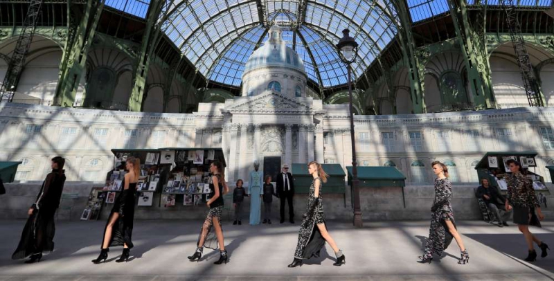 Không gian lung linh tuyệt đẹp của show couture Thu Đông 2018 dưới ánh nắng xuyên qua mái vòm kính của Grand Palais. 