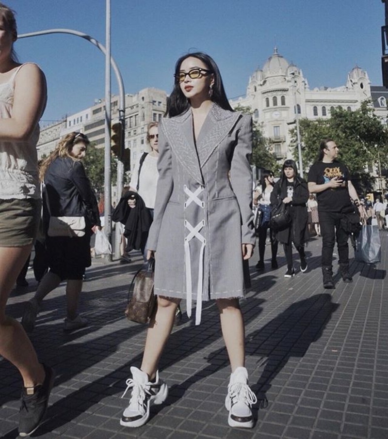 Ngoài nét ngầu, cá tính như trong những bộ ảnh street style như thường lệ thì Châu Bùi còn khéo léo phối Archlight cùng váy liền.