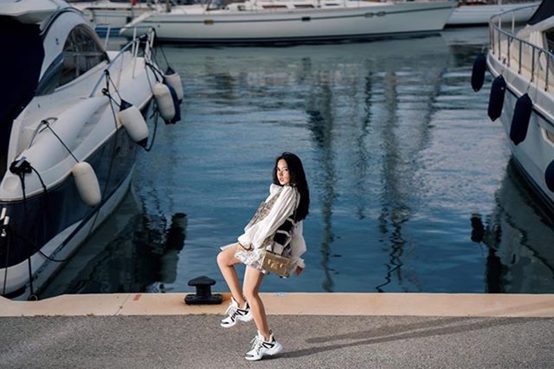 Nàng fashionista Hà Thành khá tích cực lăng xê mẫu giày "Dad sneaker" này, khi liên tục diện đi diện lại đôi Archlight với nhiều phong cách khác nhau. phong 