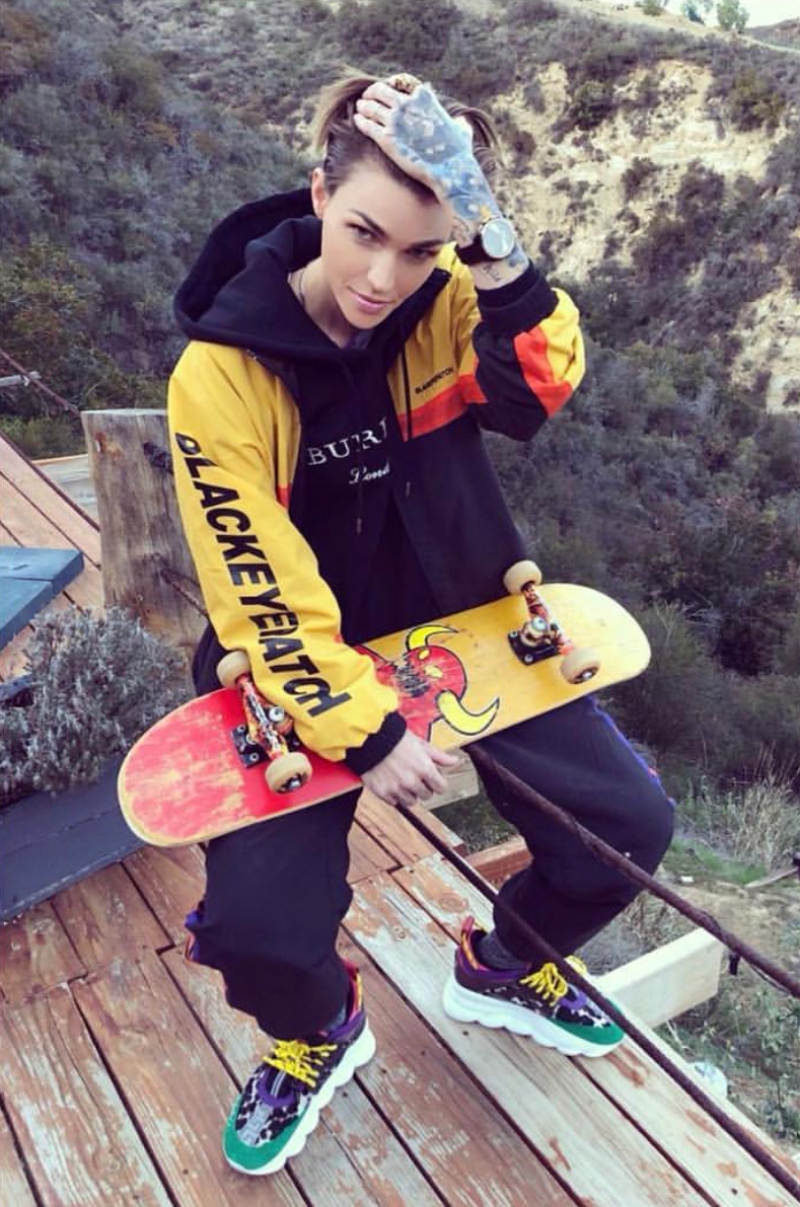 Cô nàng Ruby Rose với phong cách tom-boy đặc trưng cũng nhanh chân sở hữu một phiên bản sneakers Chain Reaction.