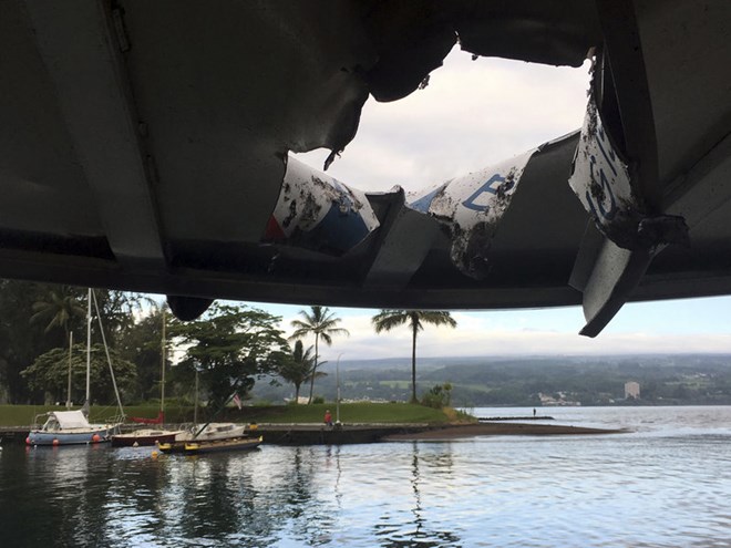 Nham thạch rơi trúng tàu du lịch ở Hawaii, hơn 20 người bị thương