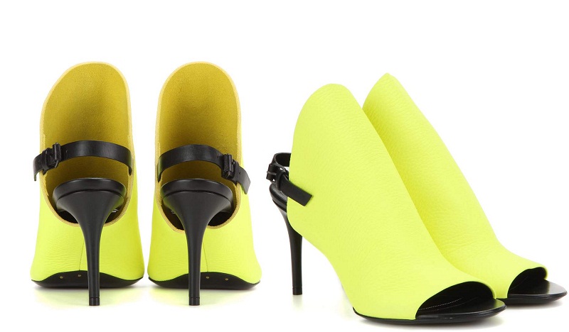 Balenciaga hưởng ứng xu hướng neon với đôi sandal rực sáng.