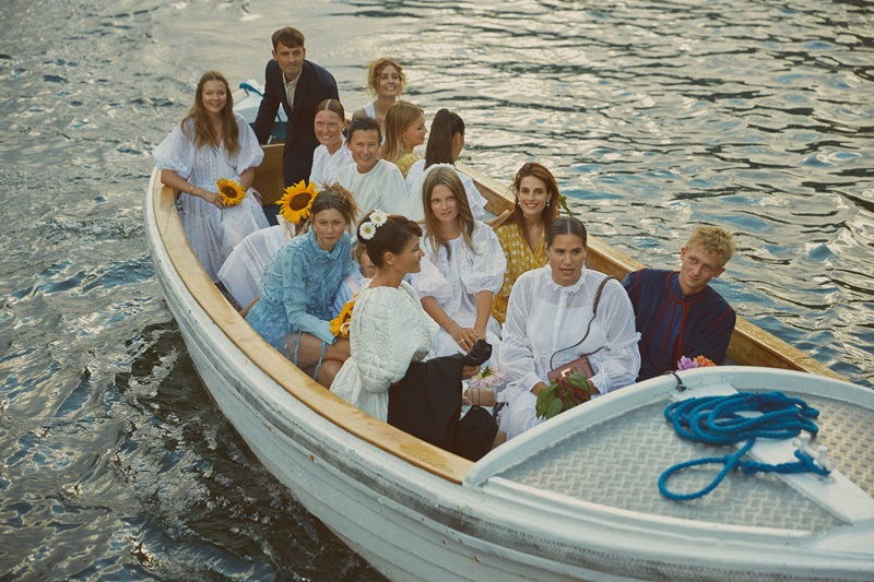 Đàng gái ngồi trên thuyền di chuyển qua bên kia lễ cưới ở bên kia bờ sông.
