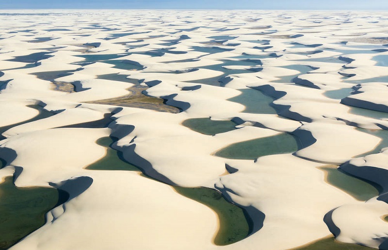 Những hồ nước giữa sa mạc tạo nên khung cảnh vô cùng ấn tượng cho Lençóis Maranhenses
