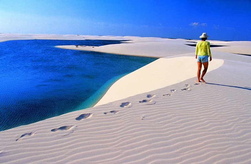 Nơi đây cũng là điểm bơi lội thú vị khi du khách đặt chân đến sa mạc đầy những cồn cát.