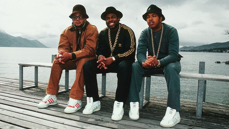 Nhóm nhạc rap trứ danh Run-D.M.C đã ký được hợp đồng tỷ đô với adidas trong chiến dịch quảng bá "My adidas".