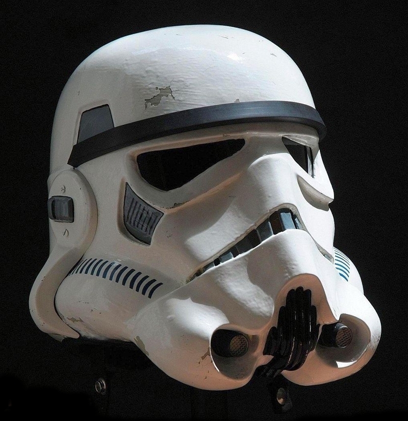 Mũ của Stormtrooper cũng được bán đấu giá cùng áo khoác của Han Solo.