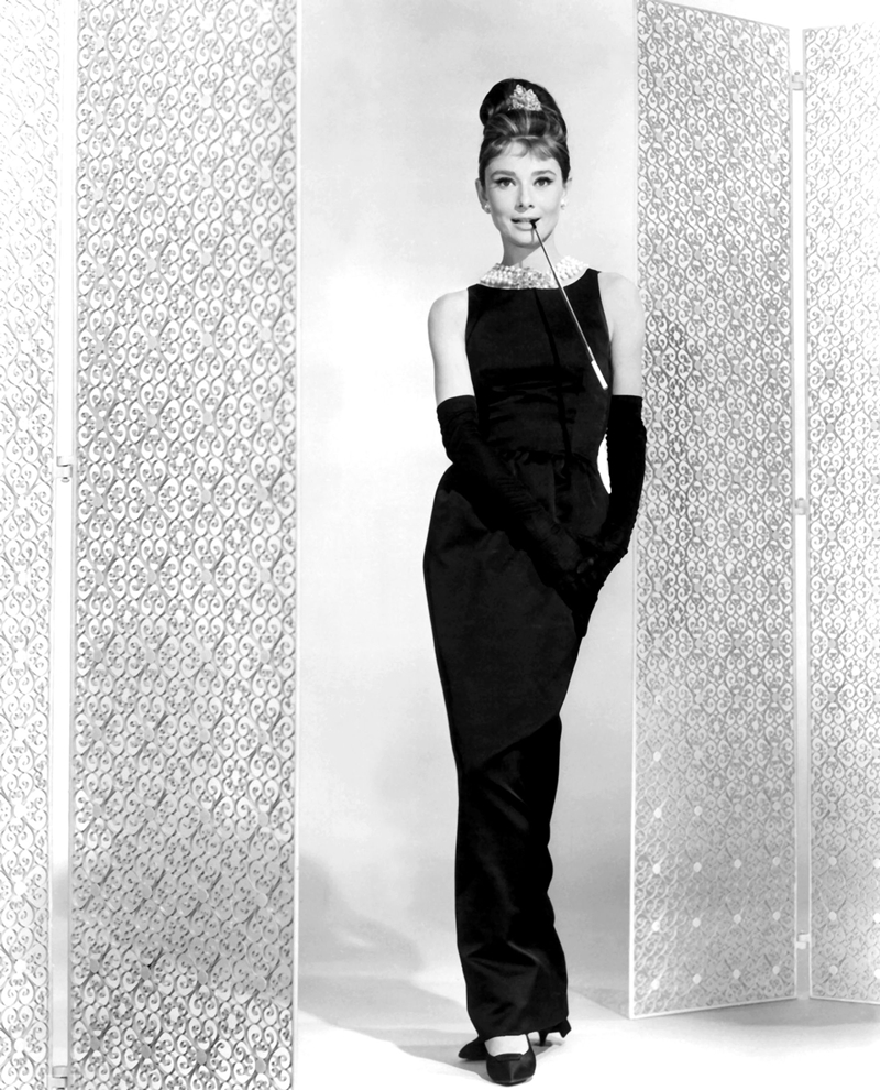 Bộ váy đen của Audrey Hepburn từng mặc được xem là một biểu tượng thời trang "bất tử". Cho đến nay, rất nhiều thiết kế và nhà mốt vẫn chọn đây là nguồn cảm hứng khi nghĩ về từ khóa "thanh lịch".