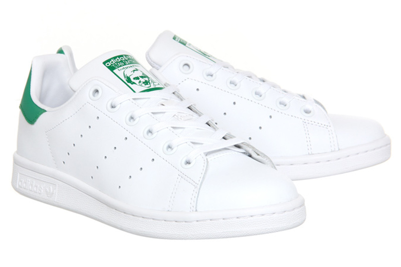 Adidas Stan Smith (80 USD): Đôi giày trắng với phần gót được tô điểm bằng màu xanh lá cây đã trở nên cực phổ biến trên khắp cộng đồng thời trang thế giới trong những năm qua. Ngay cả những người nổi tiếng cũng không thể cưỡng lại trước vẻ đẹp không thời gian của đôi giày này. 