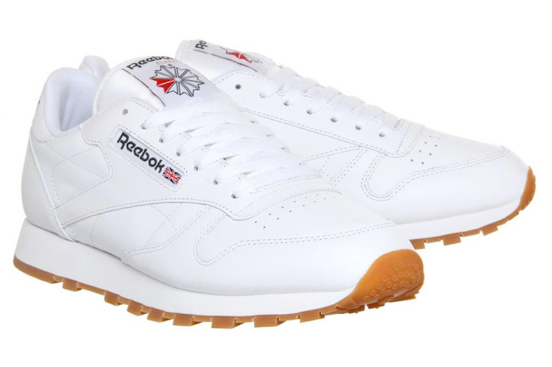 Reebok Classic (70 USD): Ra mắt từ những năm 1980, Reebok Classic vẫn là một trong những mẫu giày được nhiều người chọn lựa vì chất sneaker cổ điển của nó, trong đó có cả những ngôi sao âm nhạc như Jay-Z hay Travi$ Scott. Tuy có rất nhiều phối màu khác nhau, nhưng phối màu giày trắng và đế màu nâu cam vẫn là loại giày dễ phối đồ nhất. 