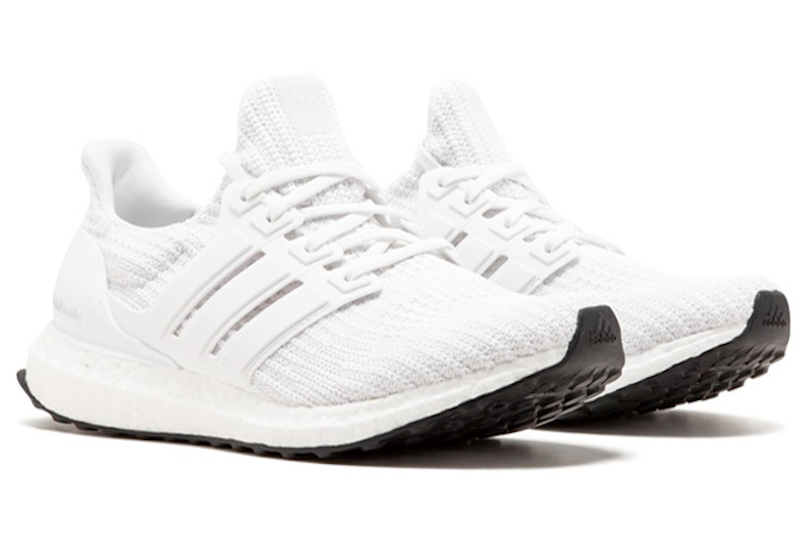 Adidas Ultra Boost (180 USD): Hiện đại và thoải mái là hai đặc điểm nổi bật nhất trên dòng giày Ultra Boost của Adidas. Ultra Boost được mọi người cho rằng "mẫu giày êm và thoải mái nhất thế giới", chính vì thế nó phù hợp để sử dụng hằng ngày và cả khi tập thể thao. Phối màu trắng cùng phần đế đen là mẫu Ultra Boost đang được mọi người săn lùng nhiều nhất. 