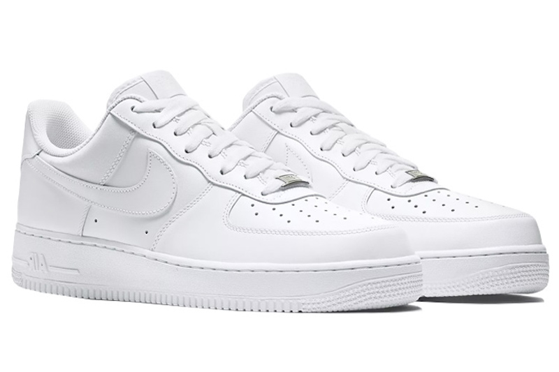 Nike Air Force 1 (90 USD): Ra mắt lần đầu vào năm 1982 nhưng Air Force 1 hiện vẫn là một trong những mẫu giày bán chạy nhất của Nike. Nó đã trở thành một nền văn hoá khi xuất hiện trong phim ảnh, nhạc và trên chân của những ngôi sao lớn. Phối màu toàn bộ trắng của Nike Air Force 1 có giá rất phải chăng và cực dễ kết hợp với các trang phục khác. 