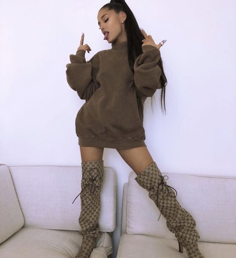 Cô ca sĩ mi nhon Ariana Grande cũng sở hữu một đôi boots thùng thình. 