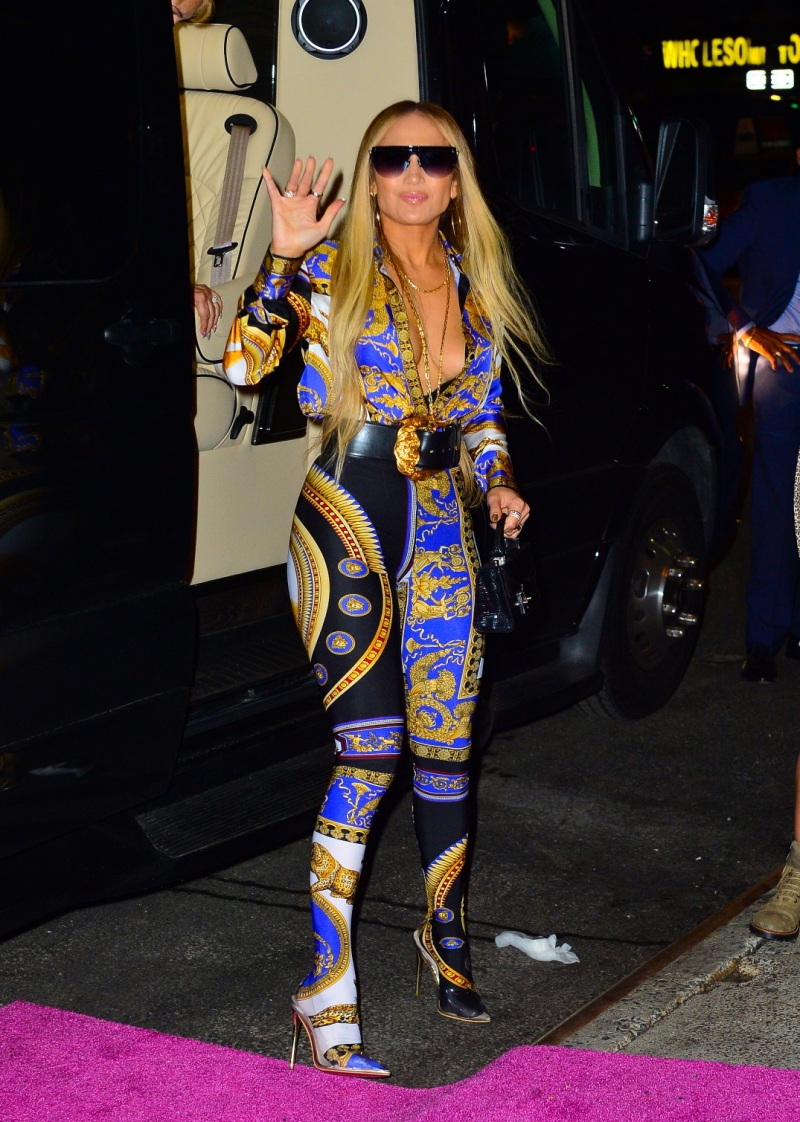 Sau lễ trao giải VMA'18, Jennifer Lopez thay sang một bộ trang phục khác của Versace để tham gia after-party.