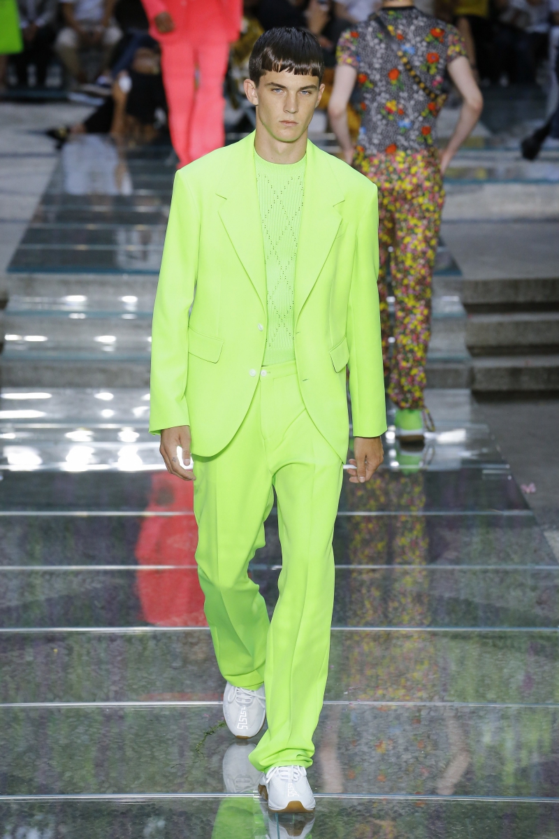 Người mẫu mặc bộ suit màu xanh neon trên sàn catwalk của Versace hồi tháng 6 vừa qua. 