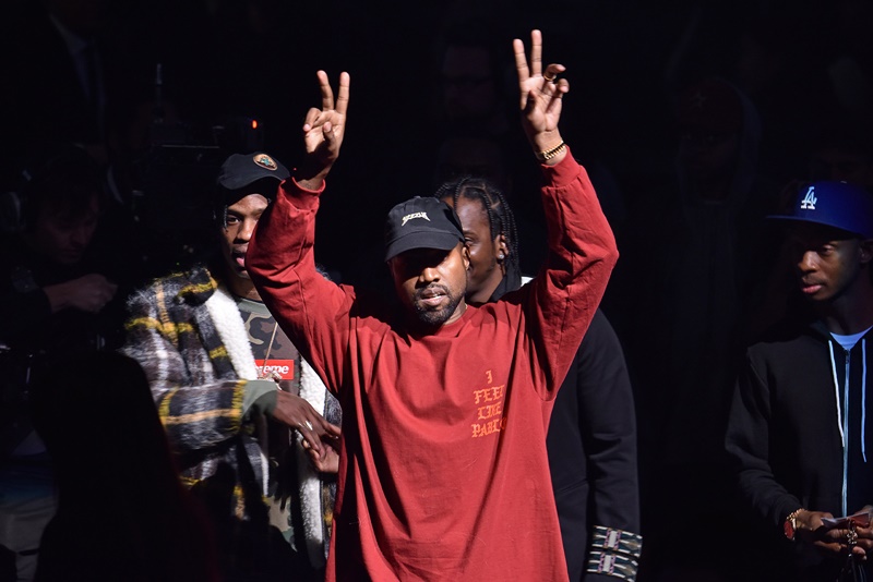 Với thương hiệu thời trang Yeezy cực kỳ đắt khách, rapper Kanye West đã trở thành tỷ phú theo những báo cáo tài chính mới nhất. 