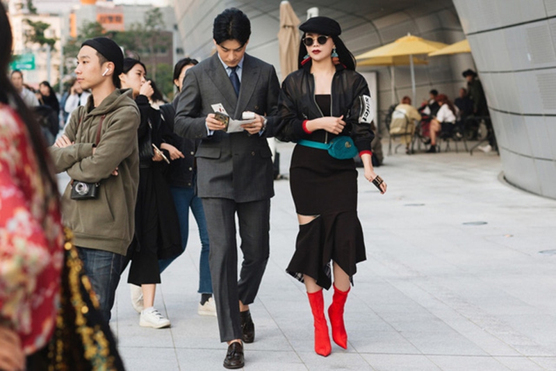 Trà Ngọc Hằng nổi bật tại đường phố Seoul với đôi boots đỏ phối cùng váy đen.