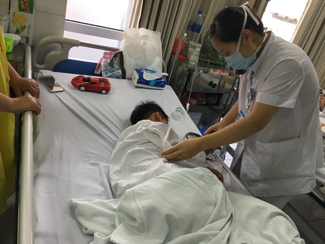 Hà Nội: Bé trai 7 tuổi bị chó nhà nuôi cắn đứt rời môi