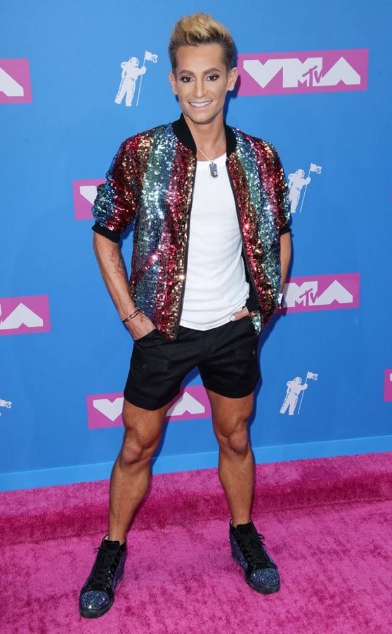 Frankie Grande - anh trai của Ariana Grande - chọn áo bomber đính sequin phối cùng quần shorts và giày của Christian Louboutin. 