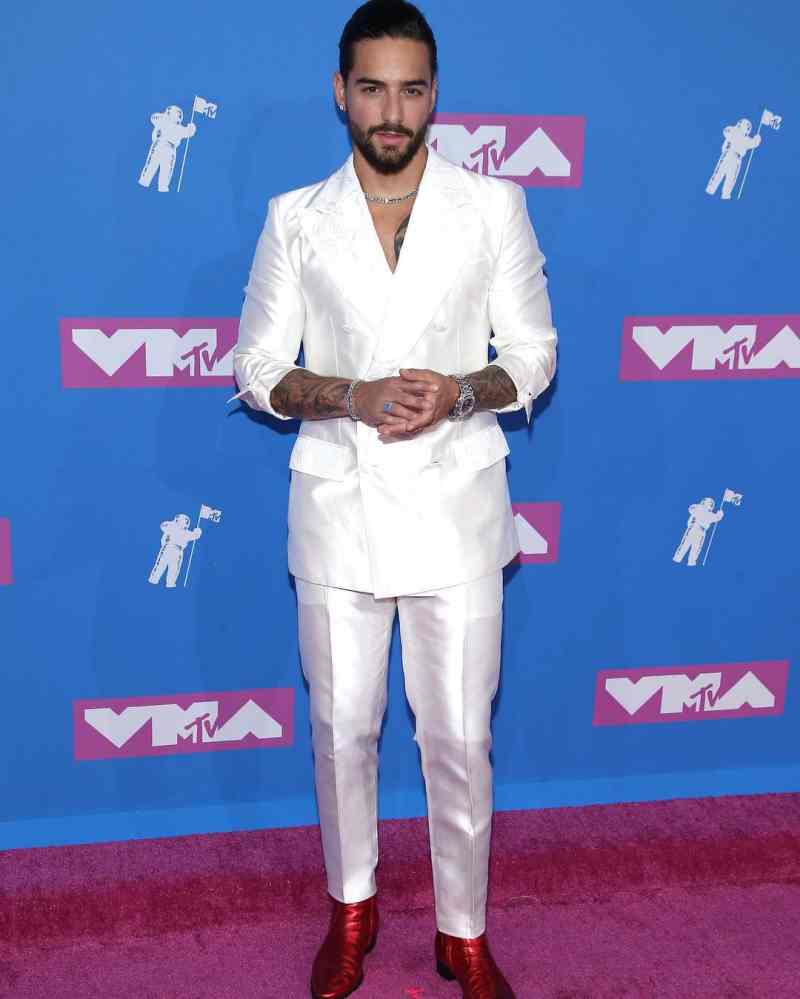 Anh chàng ca sĩ người Columbia Maluma lịch lãm trong suit trắng phối cùng giày màu đỏ. 