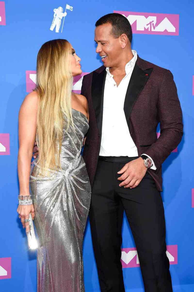 Đây là lần đầu tiên Jennifer Lopez cùng hôn phu Alex Rodriguez cùng nhau xuất hiện tại giải thưởng của MTV.