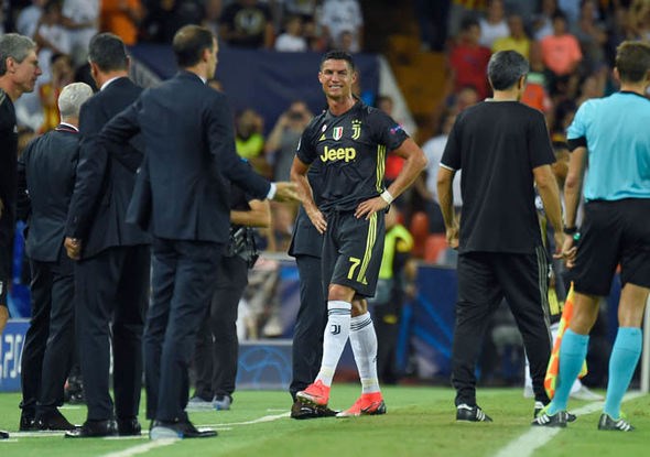 Ronaldo khóc nức nở khi phải rời sân với tấm thẻ đỏ trực tiếp