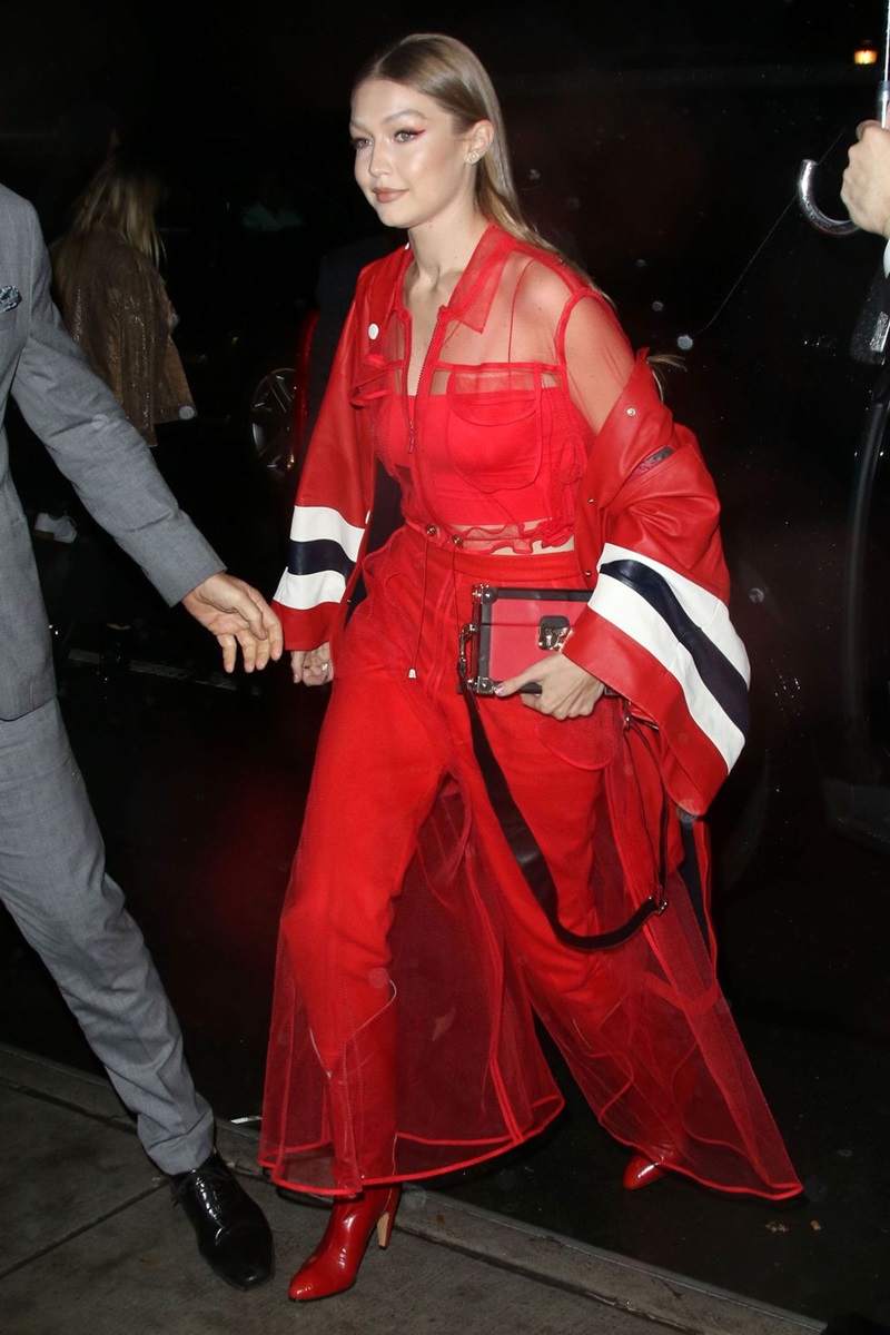 Nổi bần bật với "nguyên cây đỏ" với chiếc áo khoác jacket mà cô đã từng trình diễn trong show ra mắt BST Thu Đông 2015 của Tommy Hilfiger.