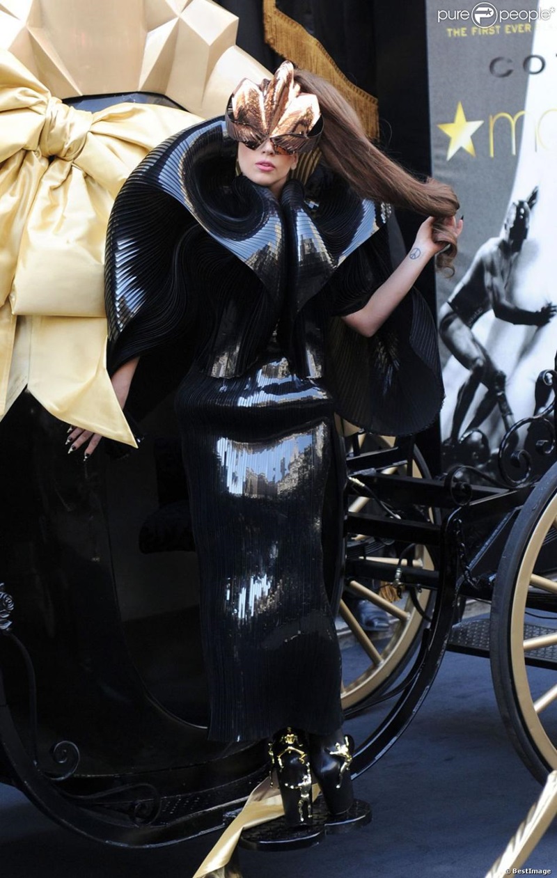 Và trong một sự kiện ra mắt dòng nước hoa mới tại New York năm 2012, Lady Gaga cũng từng diện một mẫu váy vô cùng hoành tráng và ma mị đến từ nhà mốt này.