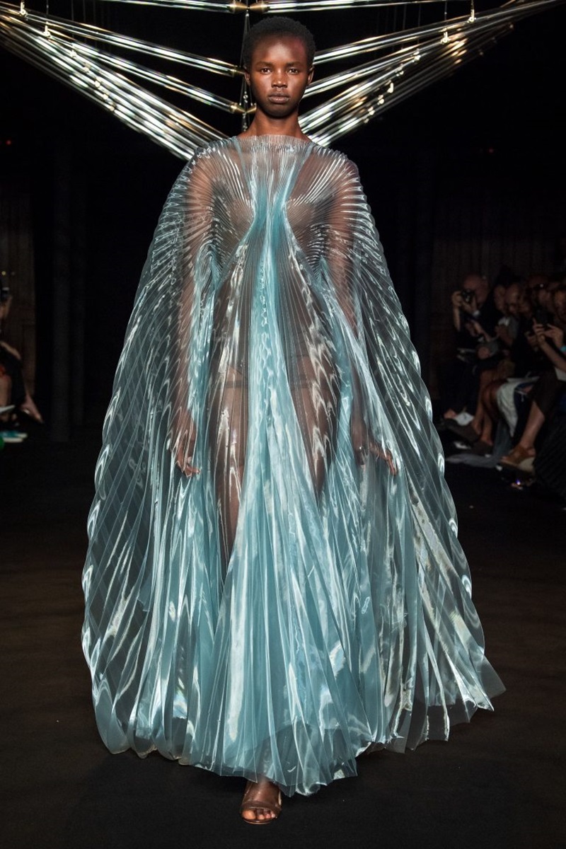 It is known that this is a design in the Fall Winter 2018 collection of designer Iris van Herpen.