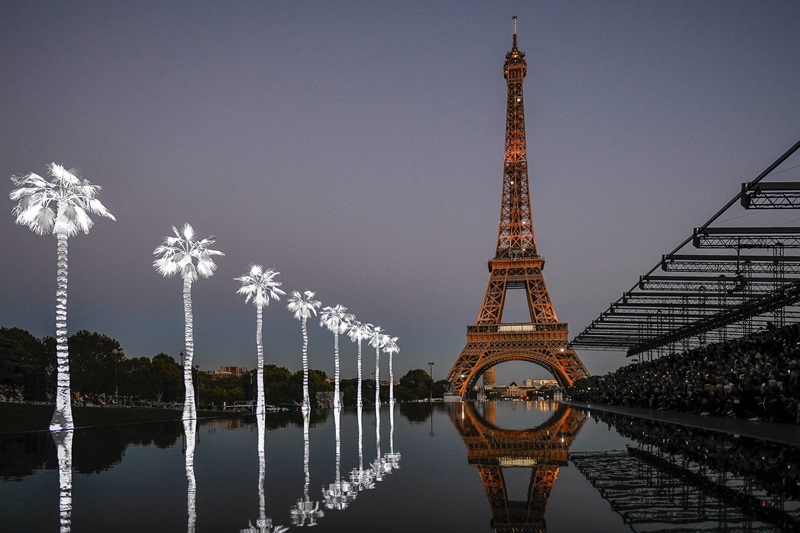 Như một con sông chảy giữa lòng Paris với hình ảnh tòa tháp Eiffel phản chiếu dưới mặt nước, cùng ánh đèn điện lung linh gây ấn tượng cho khách mời.