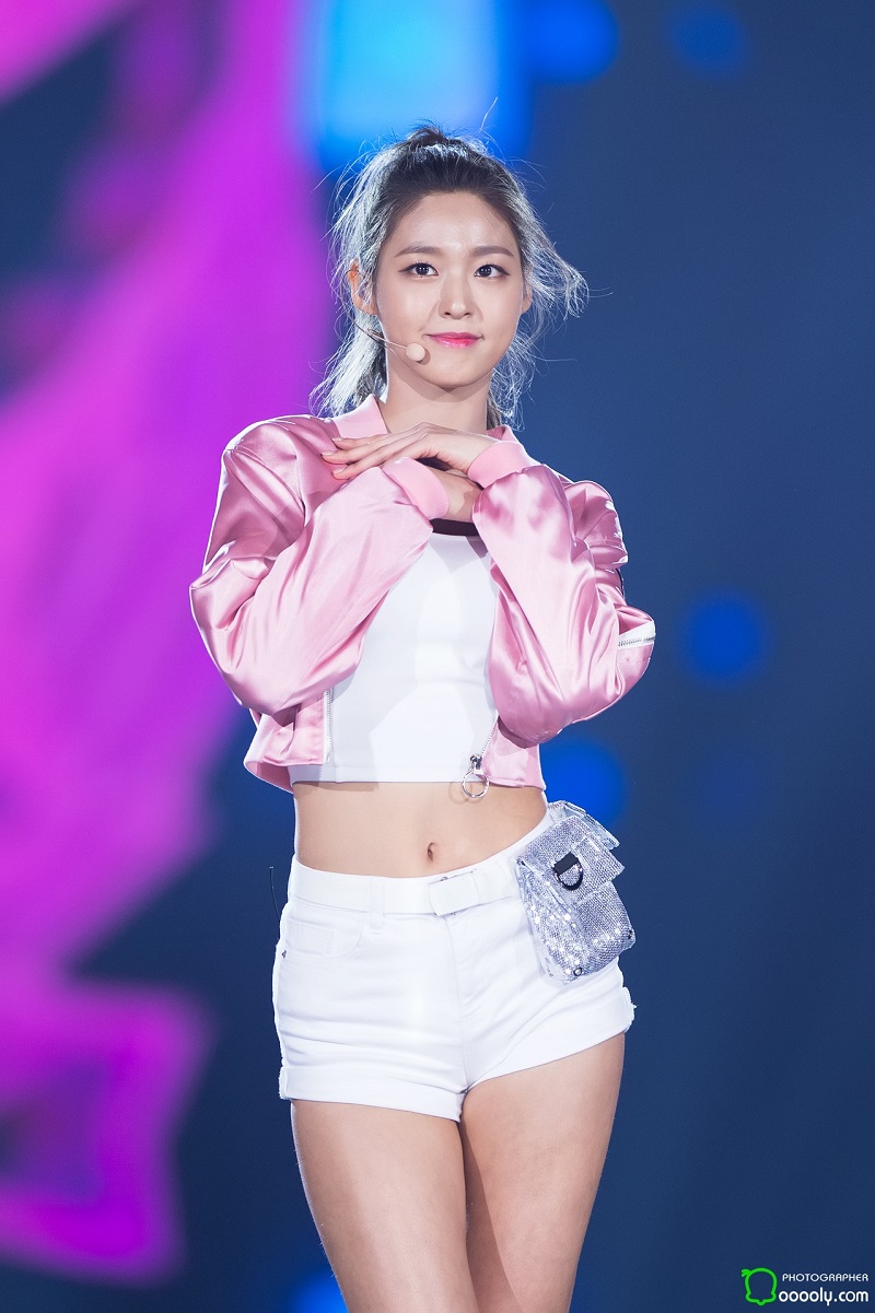 Seolhyun được xem là “nữ thần Kpop” thế hệ mới, những hình ảnh gợi cảm của cô trên sân khấu vẫn luôn khiến khán giả đứng ngồi không yên.