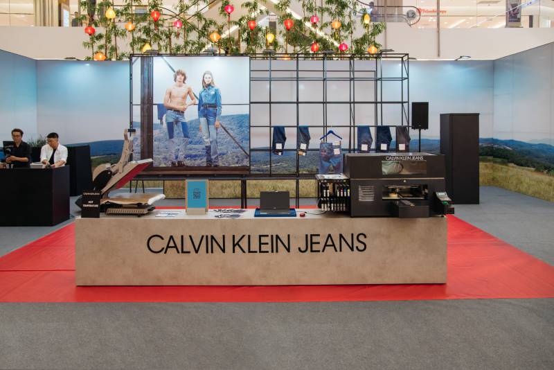 Cửa hàng pop-up của Calvin Klein Jeans tại sảnh TTTM Saigon Centre.