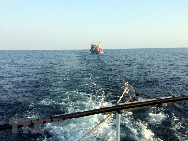 Khánh Hòa: Đưa 10 ngư dân bị ngộ độc vào đất liền an toàn
