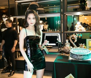 Ngọc Trinh “nóng bỏng” trong thiết kế đầm latex đen dự tiệc của DSquared2