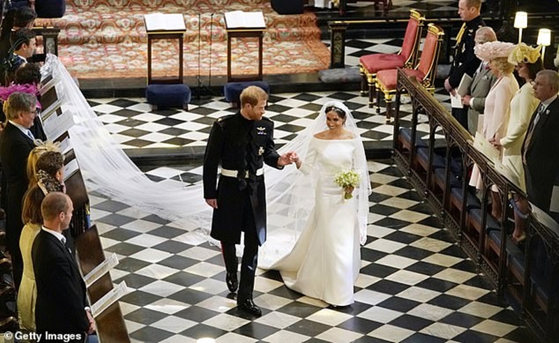 bước vào nhà nguyện thánh George trong chiếc váy cưới của nhà mốt cao cấp Givenchy do NTK Clare Waight Keller thiết kế