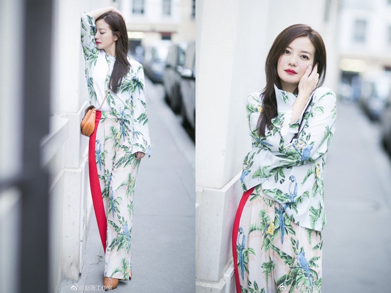 Nữ diễn viên "Hoàn Châu cách cách" cũng không kém phần nữ tính khi xuất hiện cùng những thiết kế in hoa, ôm dáng.