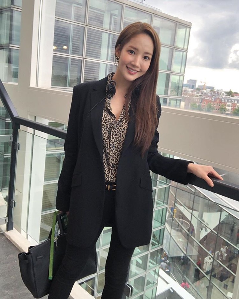 Nàng "Thư Ký Kim" Park Min Young cũng sở hữu một chiếc áo sơ-mi da báo nhưng được diện theo phong cách menswear đầy mạnh mẽ.