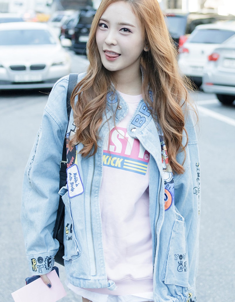 Nahyun (Sonamoo) nổi bật cùng áo khoác jeans tông màu sáng, đính sticker đủ màu sắc.