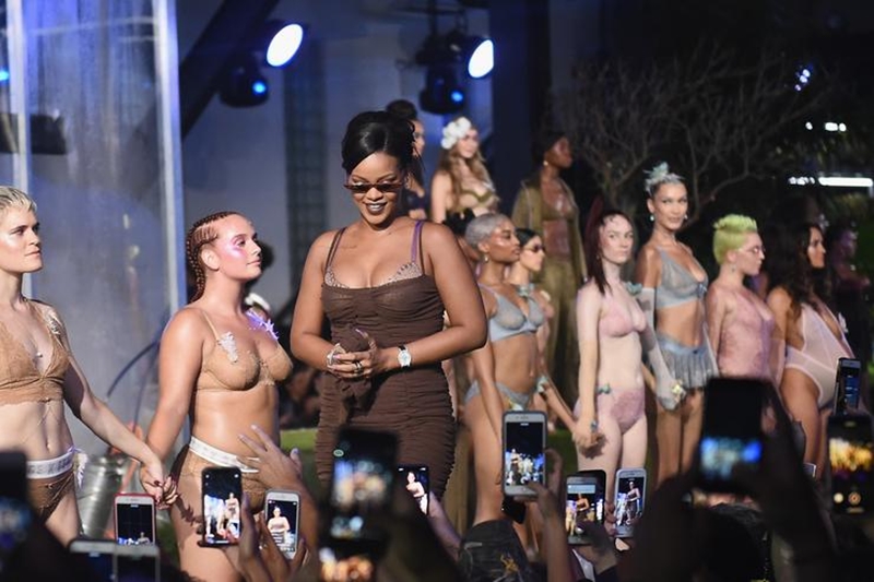 Rihanna được cho là đã "thắng lớn" tại Tuần lễ Thời trang New York mùa này và được tờ New York Times nhận định rằng cô chính là đối thủ của Victoria's Secret - hãng nội y hàng đang giữ vị trí số 1 tại Mỹ.
