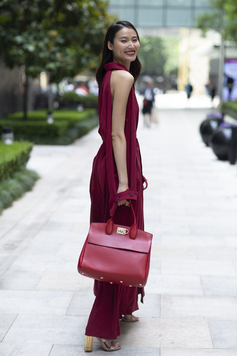 Người mẫu Trung Quốc, Wang Shiquing sở hữu túi Studio đỏ nổi bật tiệp màu với trang phục.