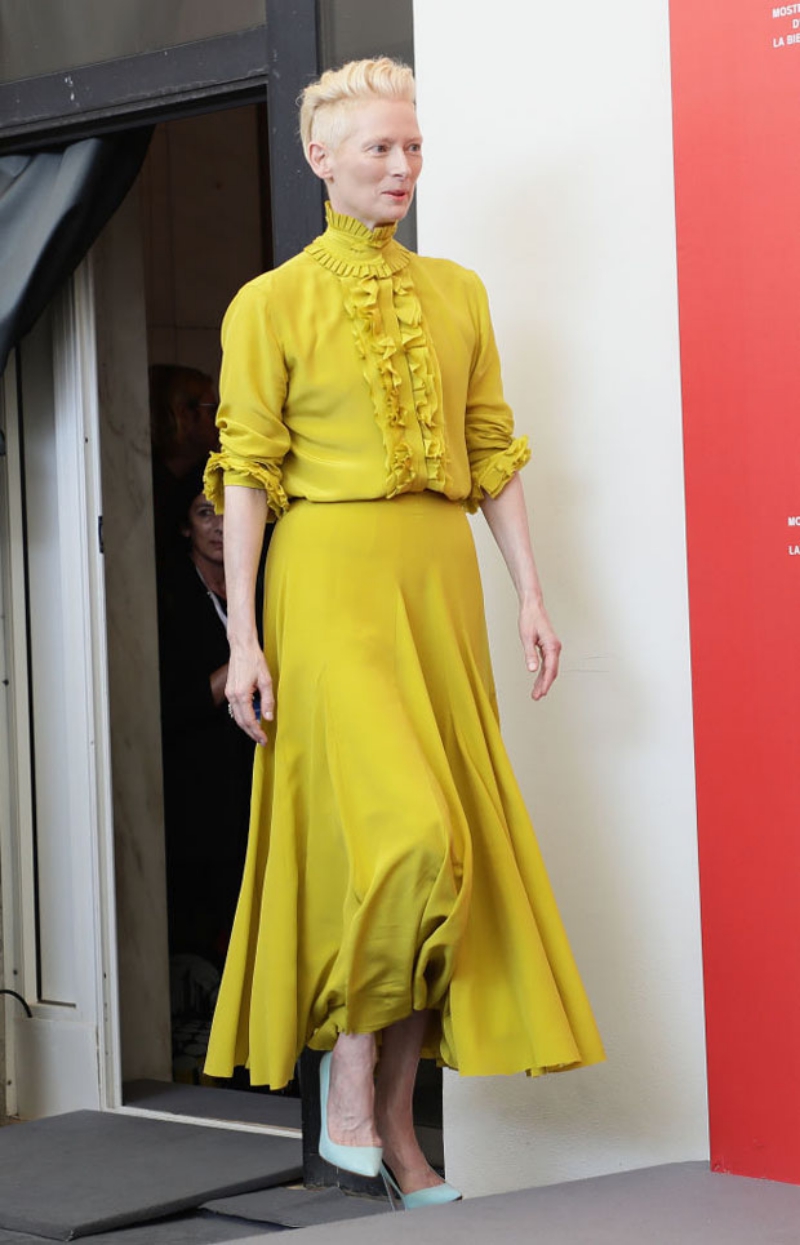 Tại buổi họp báo này, nữ diễn viên Tilda Swinton cũng lựa chọn đầm của Haider Ackermann.