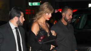 Taylor Swift đẹp tựa nữ thần đến chúc mừng bạn trai ra mắt phim mới