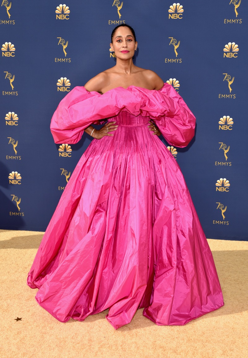 Tracee Ellis Ross lộng lẫy như bà hoàng cùng mẫu đầm cúp ngực, tay phồng màu hồng neon của Valentino.