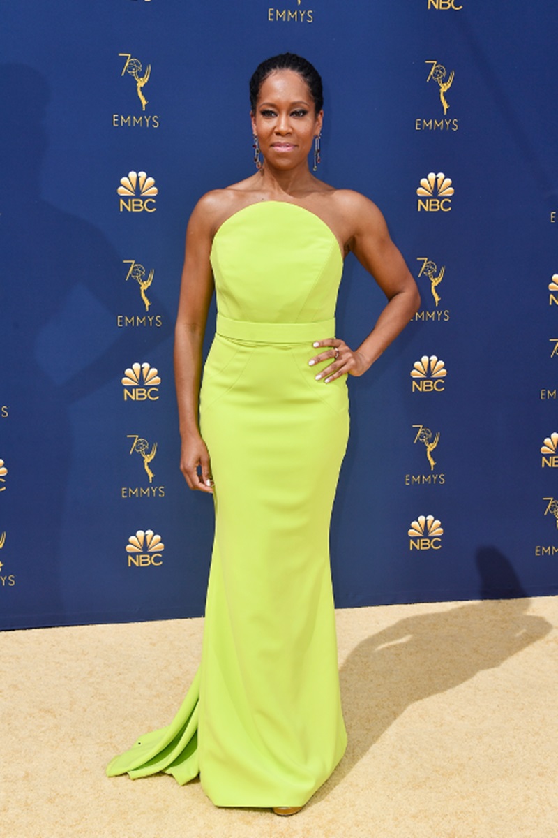 Regina King xuất hiện rạng rỡ cùng thiết kế vàng neon của Christian Siriano.