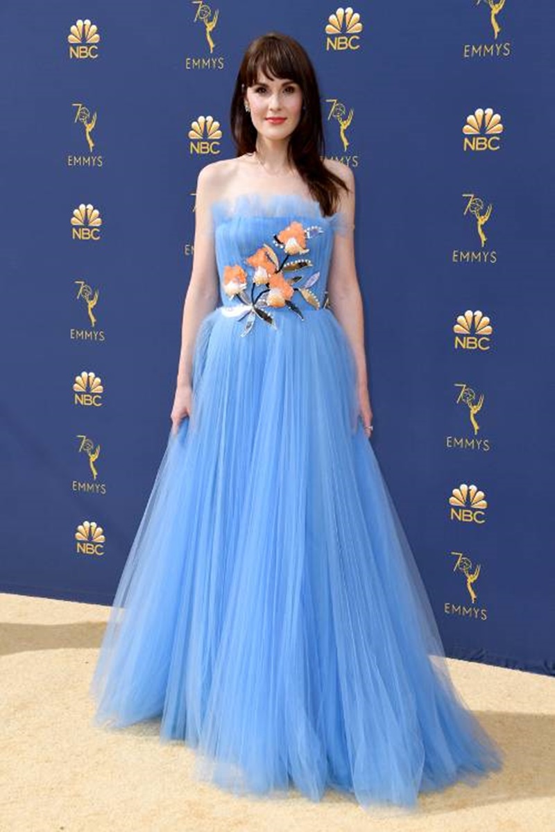 Michelle Dockery xinh như một "nàng thơ" cùng thiết kế của Carolina Herrera tông màu xanh lam bồng bềnh với nhiều lớp organza xếp chồng, cùng dải hoa thêu cầu kì trước ngực. 